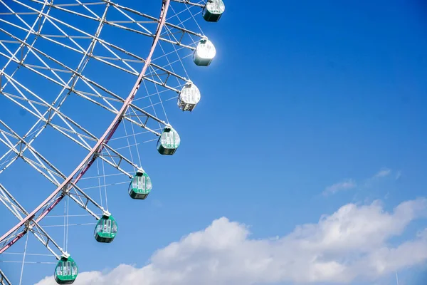 Closeup Colheita Gigante Ferris Wheel Fundo Céu Azul Brilhante Com — Fotografia de Stock