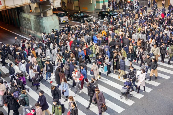 Osaka, Japonya, 13 Ocak 2019: İş bitimi akşamı Umeda tren istasyonunda karşıdan karşıya geçen birçok Japon ve turist görüntüsü.