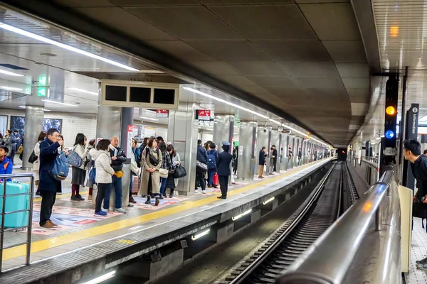 Οσάκα Ιαπωνία Ιανουαρίου 2019 Ιάπωνες Και Τουρίστες Περιμένουν Στο Σταθμό — Φωτογραφία Αρχείου