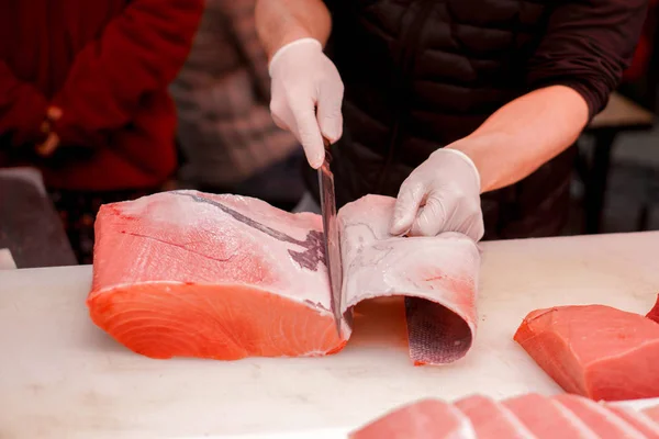 Ruce Japonského Šéfkuchaře Nožem Plátky Čerstvých Tuňákových Ryb Pro Prodej — Stock fotografie