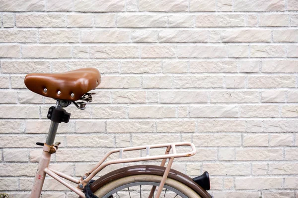 Bicicleta Retro Cerca Cultivo Sobre Fondo Pared Ladrillos Blancos Con —  Fotos de Stock