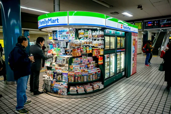 2019年1月15日 奈良駅にフル商品を持つファミリーマートの小型コンビニエンスストア このミニマートは 日本の鉄道駅や地下鉄で一般的に入手可能です — ストック写真