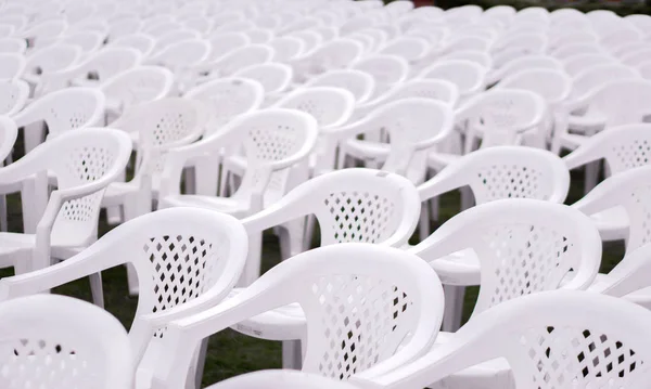 Zbliżenie Upraw Białych Plastikowych Krzeseł Umieścić Podszewki Rzędach Dla Studentów — Zdjęcie stockowe