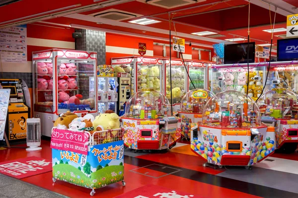 Osaka, Japonya, 16 Ocak 2019: İlgi oyuncakları makine ve bebek kabine ile İç görünümü Den den şehir bölgesinde Japon oyun mağazasında yakalar (Nipponbashi).