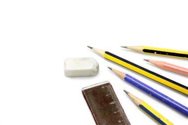 Öğrenci eğitim ekipmanları beyaz arkaplanda izole edildi.