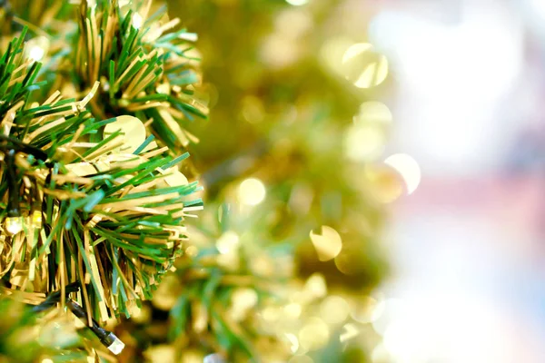 Zbliżenie plastikowe liście sosny z bokeh świąteczne oświetlenie i — Zdjęcie stockowe