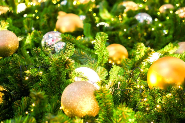 Viele goldene Weihnachtskugeln schmückten die Tanne auf dem Kirchplatz — Stockfoto