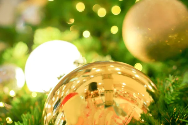 Золоті різдвяні кульки прикрашені на сосновому дереві на Різдво — стокове фото