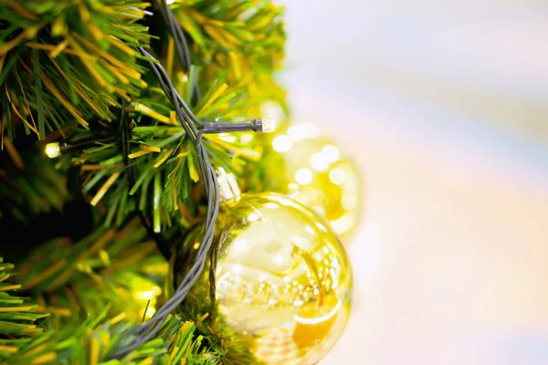 Goldene Weihnachtskugeln Auf Kiefer Weihnachtstag Mit Bunten Verschwommenen Hintergrund Und — Stockfoto