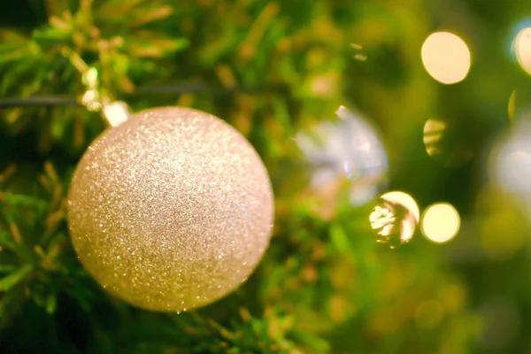 Goldene Weihnachtskugeln auf Kiefer am ersten Weihnachtsfeiertag geschmückt — Stockfoto