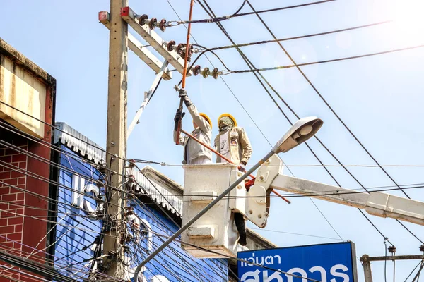 Dezembro 2017 Lampang Tailândia Eletricistas Trabalhando Teleférico Para Reparar Linha — Fotografia de Stock