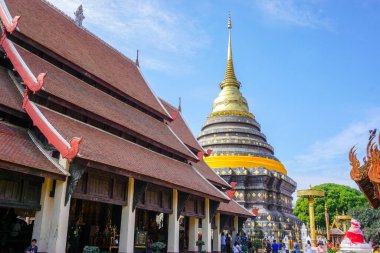 Lampang, Tayland, 01 Ocak 2020: Lampang Luang antik lanna tapınağının insanlı ve turistli mavi gökyüzü manzarası.