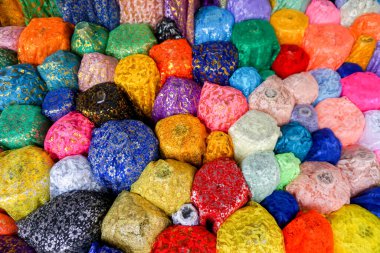 Üst görünüm ve sari kumaşların rengi ekran arka planına ve dokusuna uyuyor. Sari kumaşlar geleneksel Hintli kadın elbisesidir. Hem giysi hem de battaniye olarak kullanılır..