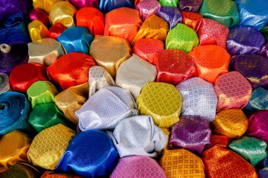 Üst görünüm ve sari kumaşların rengi ekran arka planına ve dokusuna uyuyor. Sari kumaşlar geleneksel Hintli kadın elbisesidir. Hem giysi hem de battaniye olarak kullanılır..