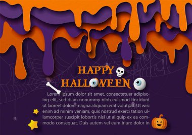 Yakın plan ve kötü kan damlalarını katman halinde ekin ve kağıt kesim tarzı Mutlu Cadılar Bayramı mektupları, Cadılar Bayramı işareti ve örümcek ağı ve koyu mor arka plan üzerine metinler.