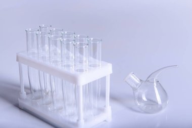 Bilim laboratuvarı araştırma ve geliştirme kavramı mikroskopla test tüpleri laboratuvar araştırma ve ekipman Kimya deneyi