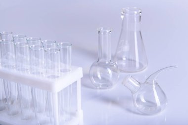 Bilim laboratuvarı araştırma ve geliştirme kavramı mikroskopla test tüpleri laboratuvar araştırma ve ekipman Kimya deneyi