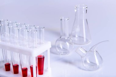 Bilim laboratuvarı araştırma ve geliştirme kavramı mikroskopla test tüpleri laboratuvar araştırma ve ekipman Kimya deneyi