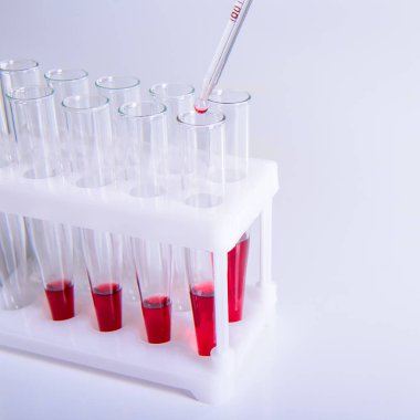 Bilim laboratuvarı araştırma ve geliştirme kavramı mikroskopla test tüpleri laboratuvar araştırma ve ekipman Kimya deneyi