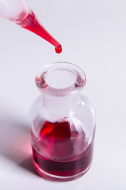 Bilim laboratuvarı araştırma ve geliştirme kavramı mikroskopla test tüpleri laboratuvar araştırma ve ekipman Kimya deneyi