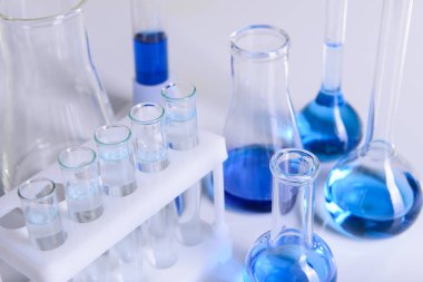 Bilim laboratuvarı araştırma ve geliştirme kavramı mikroskopla test tüpleri laboratuvar araştırma ve ekipman Kimya deneyi