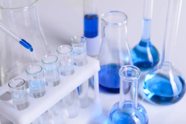 Bilim laboratuvarı araştırma ve geliştirme kavramı mikroskopla test tüpleri laboratuvar araştırma ve ekipman Kimya deneyi