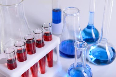 Bilim laboratuvarı araştırma ve geliştirme kavramı mikroskopla test tüpleri laboratuvar araştırma ve ekipman Kimya deneyi