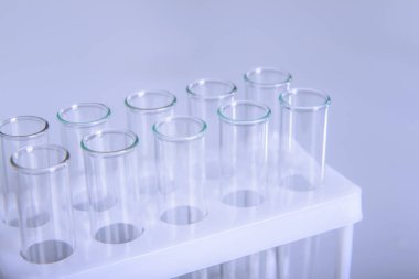 Bilim laboratuvarı araştırma ve geliştirme kavramı mikroskopla test tüpleri laboratuvar araştırma ve ekipman Kimya deneyi