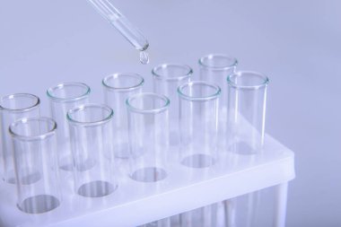 Bilim laboratuvarı araştırma ve geliştirme kavramı mikroskopla test tüpleri laboratuvar araştırma ve ekipman Kimya deneyi