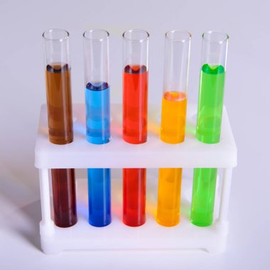 Bilim laboratuvarı araştırma ve geliştirme kavramı mikroskopla test tüpleri laboratuvar araştırma ve ekipman Kimya deneyi