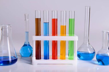 Bilim laboratuvarı araştırma ve geliştirme kavramı mikroskopla test tüpleri laboratuvar araştırma ve ekipman Kimya deneyi