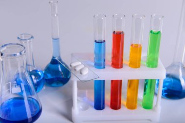 Bilim laboratuvarı araştırma ve geliştirme kavramı mikroskopla test tüpleri laboratuvar araştırma ve ekipman Kimya deneyi