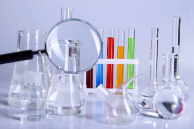 Bilim laboratuvarı araştırma ve geliştirme kavramı mikroskopla test tüpleri laboratuvar araştırma ve ekipman Kimya deneyi