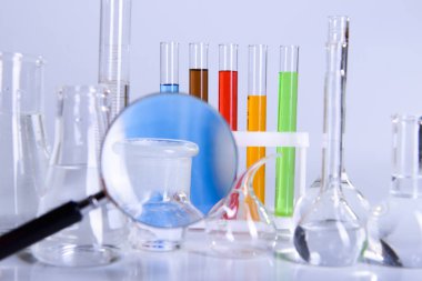 Bilim laboratuvarı araştırma ve geliştirme kavramı mikroskopla test tüpleri laboratuvar araştırma ve ekipman Kimya deneyi