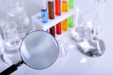 Bilim laboratuvarı araştırma ve geliştirme kavramı mikroskopla test tüpleri laboratuvar araştırma ve ekipman Kimya deneyi