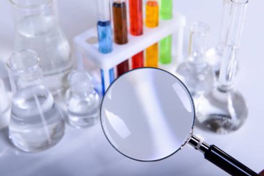 Bilim laboratuvarı araştırma ve geliştirme kavramı mikroskopla test tüpleri laboratuvar araştırma ve ekipman Kimya deneyi