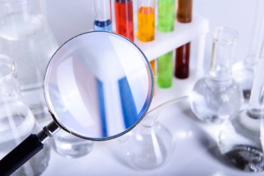 Bilim laboratuvarı araştırma ve geliştirme kavramı mikroskopla test tüpleri laboratuvar araştırma ve ekipman Kimya deneyi