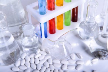 Bilim laboratuvarı araştırma ve geliştirme kavramı mikroskopla test tüpleri laboratuvar araştırma ve ekipman Kimya deneyi