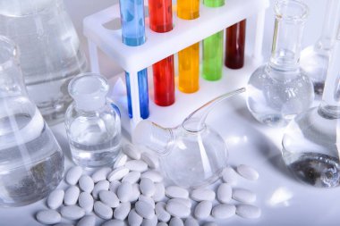 Bilim laboratuvarı araştırma ve geliştirme kavramı mikroskopla test tüpleri laboratuvar araştırma ve ekipman Kimya deneyi