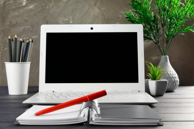 Rahat iş yeri çalışma masası boş dizüstü bilgisayar ve not defteri - ev ofisi - tasarımcı rahat çalışma masası - ofis masası malzemeleri ve çiçek malzemeleri 