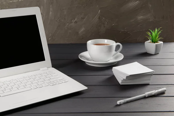 Mesa Trabalho Escritório Confortável Local Trabalho Com Laptop Notebook Branco — Fotografia de Stock