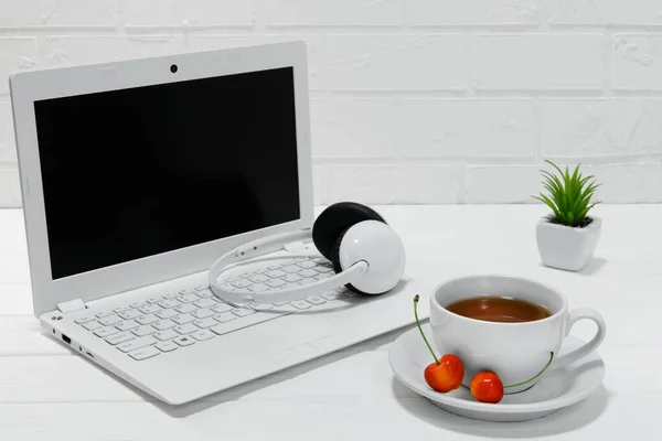 Escritório Confortável Local Trabalho Mesa Trabalho Com Auscultadores Laptop Branco — Fotografia de Stock