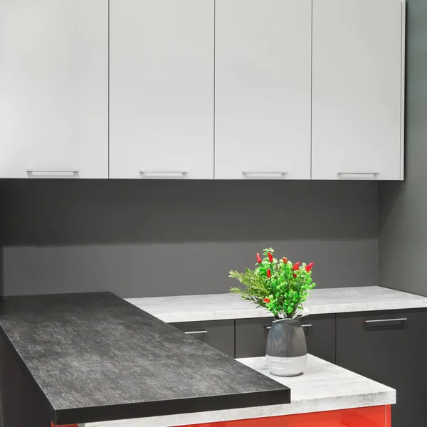 Moderne Keuken Interieur Met Meubels Bloemen Toonbank Voor Een Concept — Stockfoto