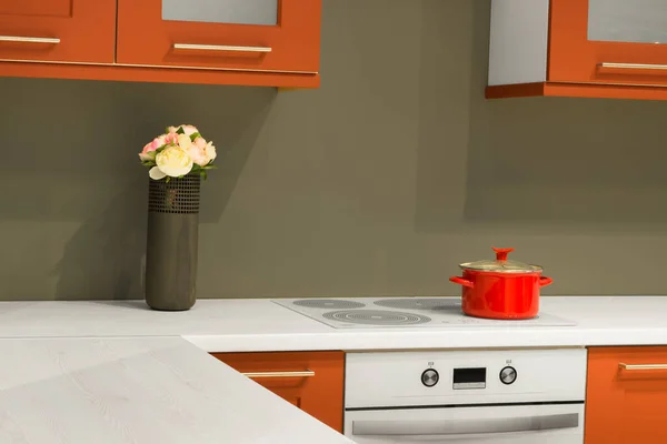 Moderne Kücheneinrichtung Mit Möbeln Und Blumen Auf Der Theke Für — Stockfoto