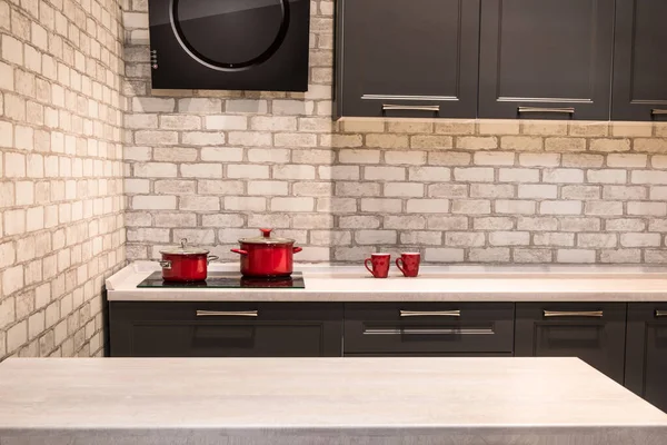 Moderne Kücheneinrichtung Mit Möbeln Und Kochgeschirr Auf Dem Herd Für — Stockfoto