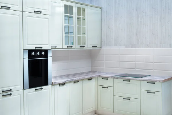 现代化的厨房室内 配有家具和概念设计的计数器 轻便的家庭背景 — 图库照片