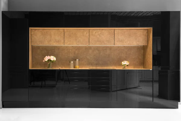 コンセプトデザインのためのカウンターに家具や花とモダンな黒のキッチンルームのインテリア ライトホーム背景 ストック画像