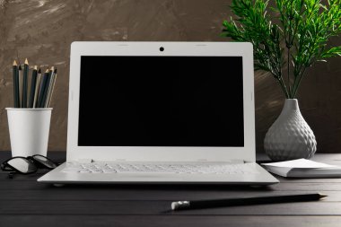 Karantina zamanında iş ya da eğitim için rahat bir işyeri - ev ofisi - karanlık bir altyapı 