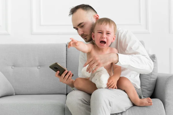 Rodzina Salonie Ojciec Małe Dziecko Płacze Podczas Gdy Mężczyzna Jest — Zdjęcie stockowe