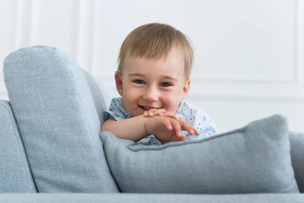 Porträtt Ett Litet Leende Pojkbarn Som Leker Soffan Vardagsrummet — Stockfoto